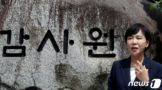 전현희 국민권익위원회 위원장이 9일 오후 서울 종로구 감사원 앞에서 이날 예정된 권익위 감사 결과 보고서 공개와 관련해 입장을 밝히고 있다. 전 위원장은 