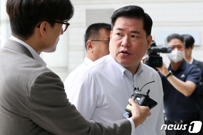 유동규 전 성남도시개발공사 기획본부장이 9일 오전 서울 서초구 중앙지방법원에서 열린 대장동 개발사업 관련 특정범죄가중처벌 등에 관한 법률위반(뇌물) 등 혐의 공판에 출석하며 취재진의 질문에 답하고 있다. 2023.6.9/뉴스1 ⓒ News1 민경석 기자