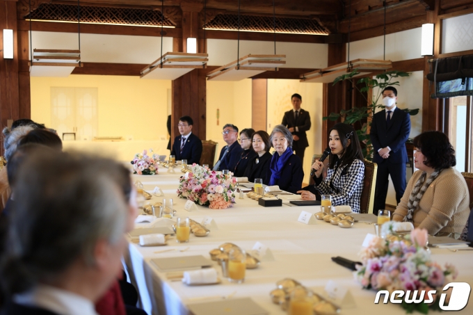 김건희 여사가 지난 3월7일 청와대 상춘재에서 열린 국가무형문화재 가계 전승자 오찬에서 인사말을 하고 있다. (대통령실 제공) 2023.3.7/뉴스1 ⓒ News1 오대일 기자