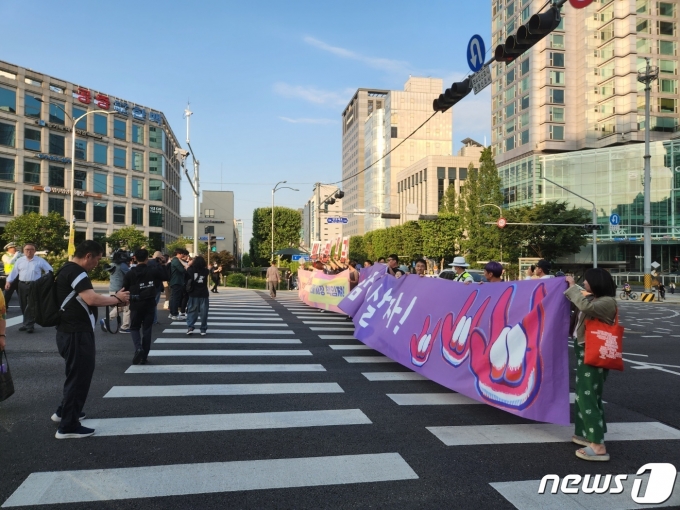9일 경찰이 2차 노숙 집회를 예고한 비정규직이제그만공동투쟁에 3차 해산명령을 내렸다.