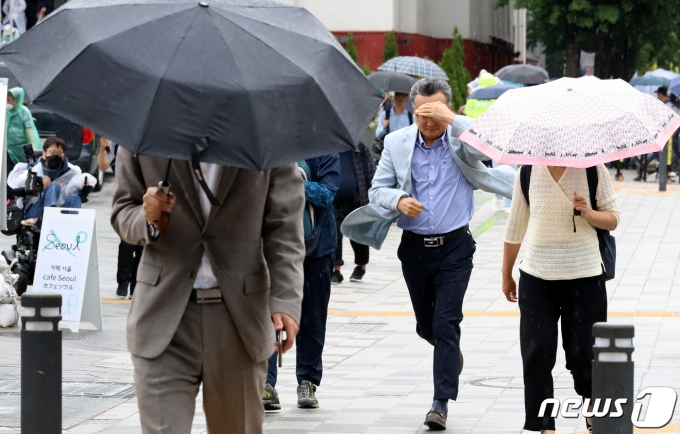 전국 곳곳에 비가 내린 8일 오후 서울 중구 세종대로에서 우산을 준비하지 못한 시민이 걸음을 재촉하고 있다. 2023.6.8/뉴스1 ⓒ News1 장수영 기자