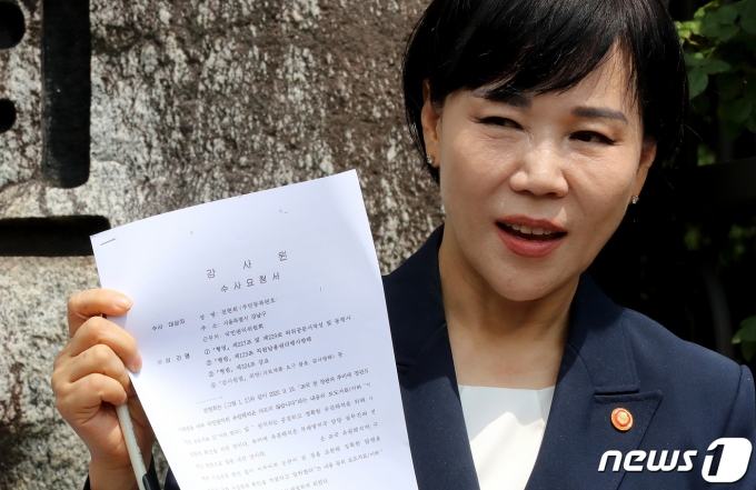 전현희 국민권익위원회 위원장이 9일 오후 서울 종로구 감사원 앞에서 이날 예정된 권익위 감사 결과 보고서 공개와 관련해 입장을 밝히고 있다. 전 위원장은 