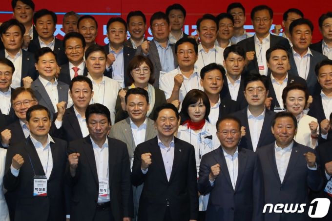 김기현 국민의힘 대표가 2일 오전 서울 여의도 중소기업중앙회에서 열린 전국 당협위원장 워크숍에서 참석자들과 파이팅을 외치고 있다. 2023.6.2/뉴스1 ⓒ News1 황기선 기자