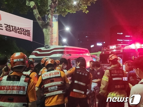 경찰이 비정규직이제그만공동투쟁 1박2일 농성 집회를 강제 해산하는 과정에서 충돌이 벌어져 최소 3명이 부상했다. 2023.06.09./뉴스1 ⓒ News1 유민주 기자