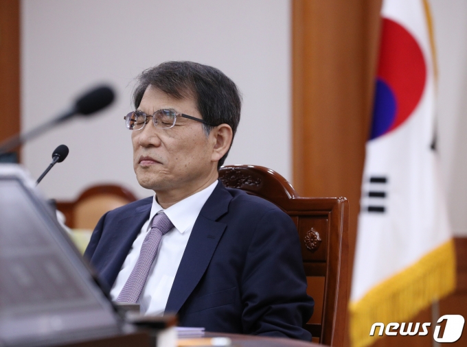 노태악 중앙선거관리위원회 위원장이 9일 오후 경기 과천시 중앙선거관리위원회에서 열린 선관위원회의에 참석하고 있다. 2023.6.9/뉴스1 ⓒ News1 신웅수 기자