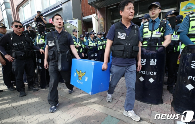 9일 오후 서울 영등포구 대림동 민주노총 건설노조 사무실에서 경찰 수사관들이 집시법 위반 등 혐의로 압수수색을 마친 뒤 압수품을 들고 나서고 있다. (공동취재) 2023.6.9/뉴스1 ⓒ News1 구윤성 기자
