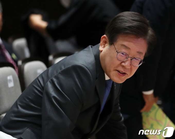 이재명 더불어민주당 대표가 10일 오전 서울 명동대성당 꼬스트홀에서 열린 제36주년 6·10 민주항쟁 기념식에 참석하고 있다. 2023.6.10/뉴스1 ⓒ News1 구윤성 기자