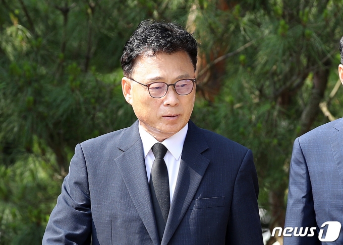박광온 더불어민주당 원내대표가 10일 오전 서울 동작구 국립서울현충원에서 이희호 여사 서거 4주기를 맞아 묘역으로 향하고 있다. 2023.5.10/뉴스1 ⓒ News1 박지혜 기자