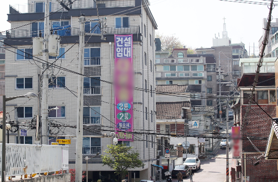 10일 뉴스1에 따르면 최근 수원지법 안산지원 형사2단독(장두봉 부장판사) 심리로 열린 분양대행업자 A씨와 B씨 등에 대한 결심 공판에서 검찰은 이들에게 징역 8년와 7년을 각각 선고했다./사진=뉴시스