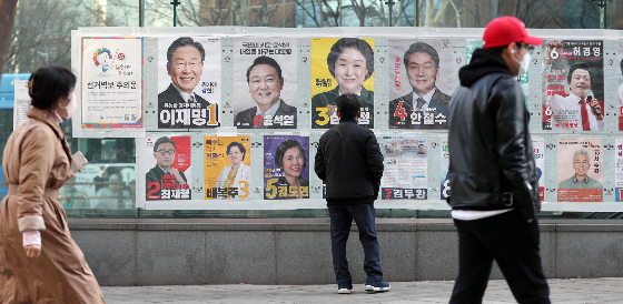  10일 뉴시스에 따르면 인천지법 형사15부(부장판사 류호중)는 지난해 제20대 대통령 선거 당시 벽보에 사인펜으로 "발해국 대조영을 모르고 대통령하려 한다"는 등의 내용을 기재해 공직선거법 위반 혐의로 기소된 70대 남성이 벌금 330만원을 선고받았다./사진=뉴스1