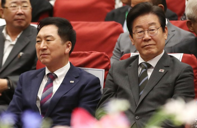  사진은 지난달 4일 서울 여의도 국회의원회관에서 열린 어린이 안전 헌장 선포식에 참석한 김기현 국민의힘 대표(왼쪽)와 이재명 더불어민주당 대표. /사진=뉴스1