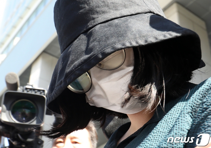 온라인 과외 앱을 통해 처음 만난 또래 여성을 살해한 뒤 시신을 훼손·유기한 혐의로 구속된 정유정(23)이 지난 2일 오전 부산 동래경찰서에서 검찰로 송치되고 있다. 2023.6.2/뉴스1 ⓒ News1 윤일지 기자
