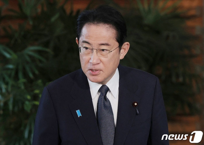 기시다 후미오 일본 총리가 31일(현지시간) 도쿄 총리 관저에서 북한의 발사체 발사 보고 후 취재진을 만나 