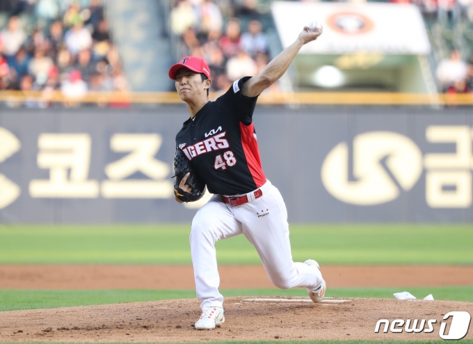 12일 오후 서울 송파구 잠실야구장에서 열린 2023 신한 SOL KBO리그 KIA 타이거즈와 두산 베어스의 경기, 1회말 KIA 선발투수 이의리가 역투하고 있다. 2023.5.12/뉴스1 ⓒ News1 이동해 기자