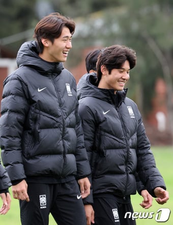한국 20세 이하(U-20) 월드컵 축구대표팀 수비수 김지수와 최석현이 9일(현지시간) 아르헨티나 라플라타 하워드 존슨 호텔 인근 훈련장에서 회복훈련에 앞서 걸으며 몸을 풀고 있다. 2023.6.10/뉴스1 ⓒ News1 이승배 기자