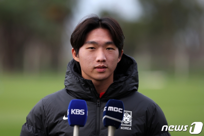 [사진] 인터뷰하는 김용학