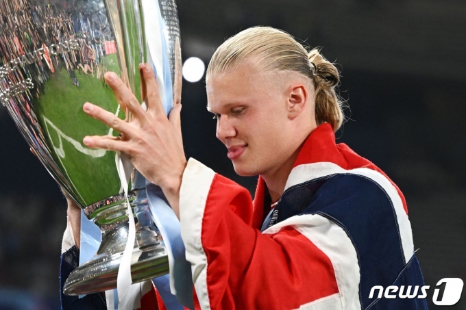 UCL 우승 트로피를 들고 있는 홀란드ⓒ AFP=뉴스1