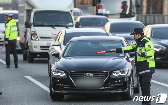 서울 경부고속도로 부산방향 인근에서 경찰 및 서초구 관계자들이 자동차세 등 체납차량 단속을 하고 있다.. 2019.11.27/뉴스1 ⓒ News1 성동훈 기자