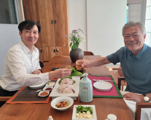 지난 10일 경남 양산 평산마을의 문재인 전 대통령 사저를 찾은 조국 전 법무부 장관./사진=조국 페이스북 캡처