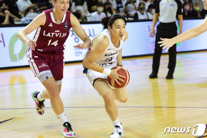 19일 충북 청주체육관에서 열린 여자농구 국가대표 평가전 대한민국과 라트비아의 경기에서 김단비가 돌파를 시도하고 있다.(대한민국농구협회) 2022.8.19/뉴스1 ⓒ News1 신웅수 기자
