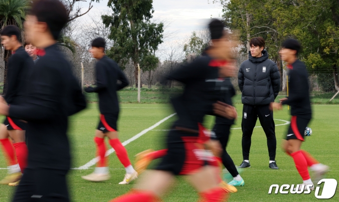 김은중 한국 20세 이하(U-20) 월드컵 축구대표팀 감독이 10일(현지시간) 아르헨티나 라플라타 에스탄시아 치카 훈련장에서 선수들의 훈련을 지켜보고 있다. 2023.6.11/뉴스1 ⓒ News1 이승배 기자