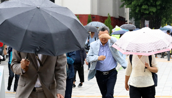 내일 날씨] 전국 흐리고 곳곳 소나기… 강풍·우박도 주의 - 머니S