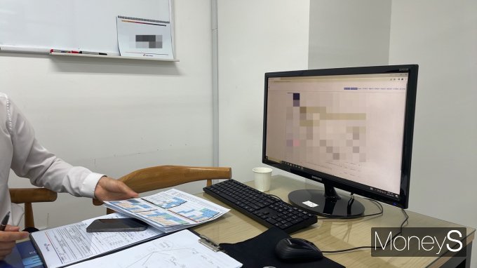 취준생들이 치열한 경쟁 속에서 나만의 무기를 갖추기 위해 사비를 들여 강의를 수강하고 있다. 사진은 IT 취업 학원 관계자가 합격자 현황을 설명하는 모습. /사진=방민주 기자