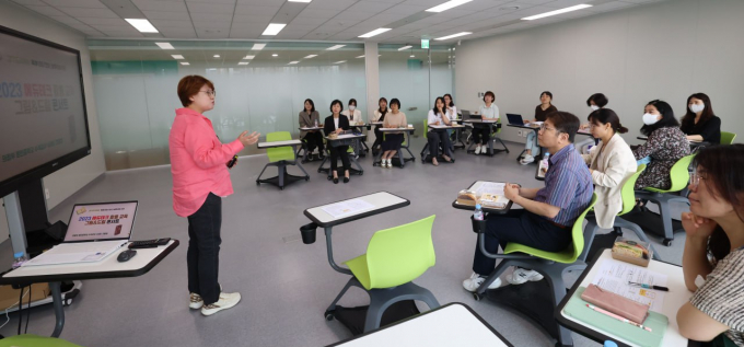 경기도교육청(교육감 임태희)이 교육부의 디지털 기반 교육혁신 시범교육청으로 선정되어 디지털 기반의 교수·학습 혁신을 추진하고 수업을 혁신하는 교원 양성에 한 발 더 나아간다. / 사진제공=경기도교육청
