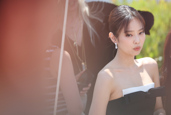 그룹 블랙핑크 멤버 제니가 컨디션 난조로 호주 멜버른 공연에서 중도 하차했다. 사진은 지난달 23일(현지시각) 제76회 칸 국제영화제가 열리고 있는 프랑스 남부 소도시 칸 ‘팔레 데 페스티발’(Palais des Festival)에서 열린 HBO ‘디 아이돌’(The Idol) 포토콜 행사에 참석한 걸그룹 블랙핑크 멤버 제니. /사진=뉴스1