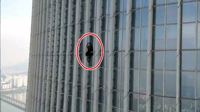 송파소방서는 외국인 남성이 맨몸으로 롯데월드타워 외벽을 타고 등반하고 있다는 신고를 받고 현장에 출동해 구조했다고 밝혔다. /사진=송파소방서 제공