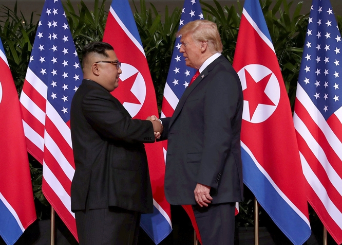 사진은 김정은 북한 국무위원장(왼쪽)과 도널드 트럼프 당시 미국 대통령이 지난 2018년 6월12일(현지시각) 싱가포르에서 악수하는 모습. /사진=로이터
