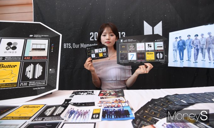 [머니S포토] BTS 10주년 기념우표 발행…'구매 방법은?'
