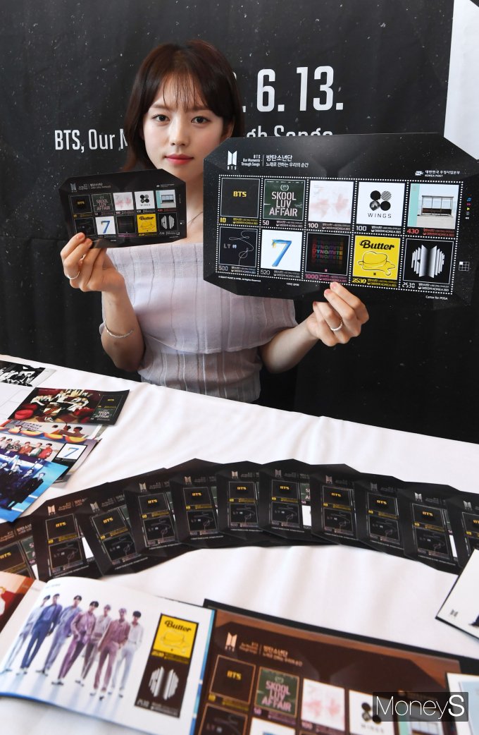 [머니S포토] BTS 10주년 기념우표 발행…'구매 방법은?'