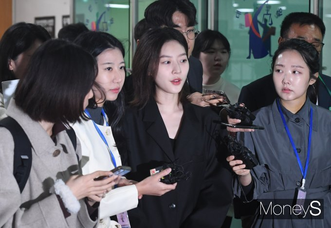 음주운전 이슈로 자숙 중인 김새론이 '사냥개들' 홍보에 열을 올리고 있다.  진은 지난 4월 서울 서초구 서울중앙지방법원에서 열린 1심 선고공판에 출석한 배우 김새론. /사진=장동규 기자