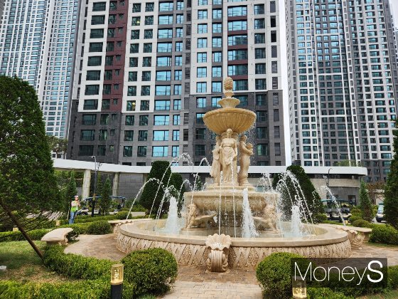 검암역 로열파크씨티 푸르지오 내 로열가든에 세워진 조형 분수대. 유럽 정원을 모티브로 했다./사진=정영희 기자