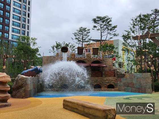 검암역 로열파크씨티 푸르지오 2단지에 조성된 '사파리월드' 콘셉트의 놀이터. 삼성물산 리조트부문이 조경시설을 담당했다./사진=정영희 기자