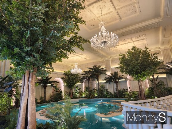 검암역 로열파크씨티 푸르지오 1단지에 자리한 수영장의 모습. 화려한 샹들리에와 내부 인테리어가 눈에 띈다./사진=정영희 기자