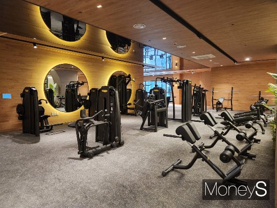 검암역 로열파크씨티 푸르지오 1단지 커뮤니티 센터 내 피트니스 센터에는 다수의 런닝머신과 명품 운동기구 브랜드 '테크노짐'의 기구가 들어서 있다./사진=정영희 기자