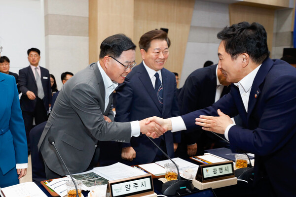  강수현 양주시장은 지난 9일 개최된'민선8기 경기도시장군수협의회 제3차 정기회의 및 국토교통부 간담회'에 참석해 원희룡 국토부 장관에게 주요 지역 현안을 설명하고 협조를 건의했다. / 사진제공=양주시