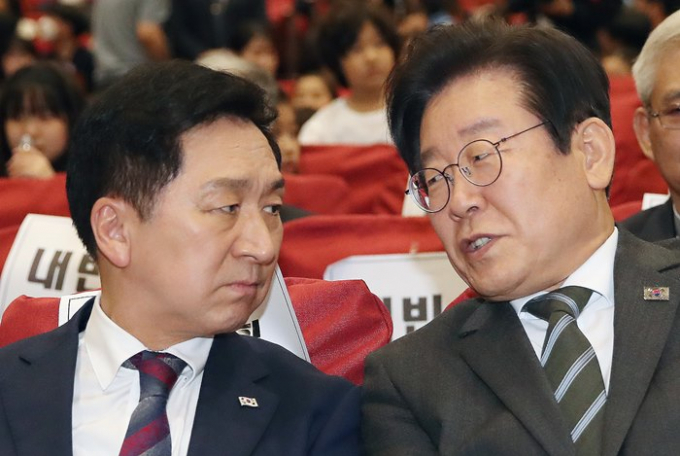 사진은 지난달 4일 서울 여의도 국회의원회관에서 열린 어린이 안전 헌장 선포식에서 이야기를 나누는 김기현 국민의힘 대표(왼쪽)와 이재명 더불어민주당 대표. /사진=뉴스1