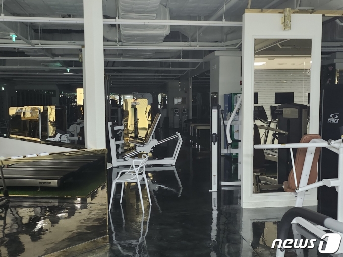 12일 경기 부천시에 위치한 해당 브랜드 헬스장은 불이 꺼진채 굳게 닫혀 있었다. 23.06.12 ⓒ 뉴스1 한병찬 기자