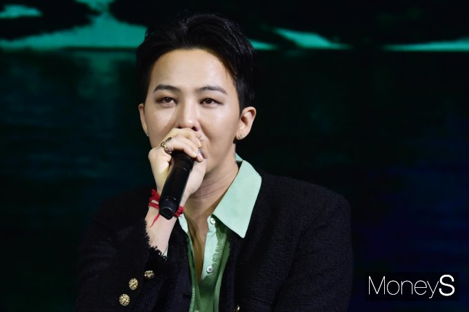 지드래곤(본명 권지용)이 2022년 국내 최고 분양가 350억원으로 주목 받은 워너청담 아파트를 분양 받은 사실이 확인됐다. 사진은 지난 3월 서울 강남구 삼성동 행사장에서 M전용 초고성능 SAV 모델인 '뉴 XM' 국내에 공식 출시 한가운데 앰배서더로 참석한 가수 지드래곤. /사진=임한별 기자