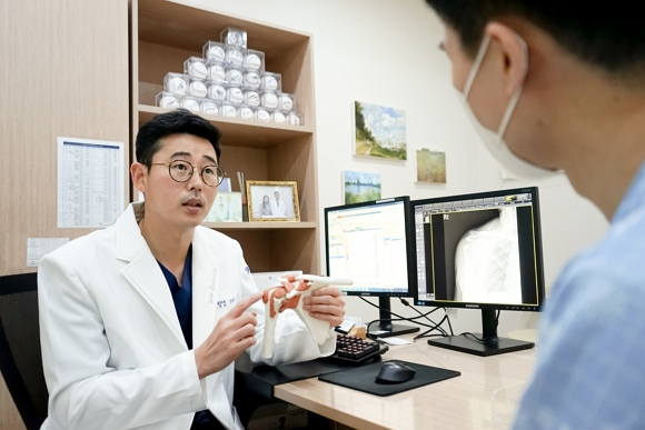  양재우 서울예스병원 관절센터 원장이 환자의 상태와 어깨 운동 시 주의점을 설명하고 있다. /사진=서울예스병원