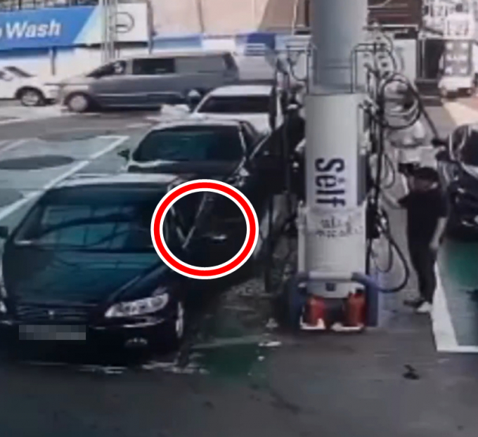 주유건을 꽂은 채 출발해 건너편에서 주유하던 남성이 주유건에 맞는 사고가 발생했다. /사진=보배드림 인스타그램 캡처