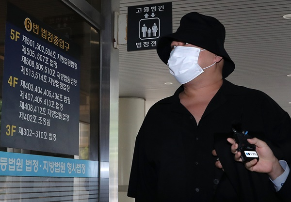 15일 서울 서초구서울중앙지법에서 열린 항소심 선고 공판에 출석한 작곡가 돈스파이크가 법정구속됐다. /사진=뉴스1