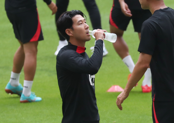 손흥민이 탈장 수술로 인해 벤치에서 페루전을 시작하고 주장 완장을 김승규에게 잠시 넘겨준다. 사진은 목 축이는 손흥민. /사진=뉴스1