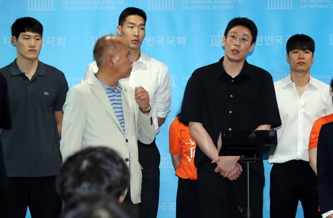 고양 데이윈 점퍼스 선수들이 지난 14일 오후 서울 여의도 국회 소통관에서 농구단 임금 체불 관련 기자회견을 하고 있다. /사진= 뉴스1