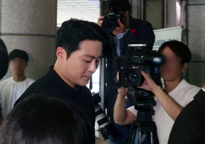 범인도피방조·도로교통법위반 혐의로 재판에 넘겨진 가수 겸 배우 이루(본명 조성현)가 집행유예를 선고받았다. 사진은 15일 오후 서울서부지방법원에서 열린 선고재판에 출석한 이루. /사진=뉴스1