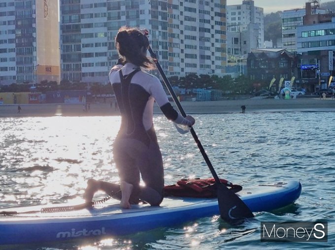  혼자 여행을 다녀온 이들은 장점을 나열하며 혼여행을 추천했다. 사진은 박모씨(여·25)가 부산에서 패들 보드를 즐기는 모습. /사진=박모씨 제공
