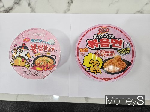 원조 격인 삼양식품 '까르보 불닭볶음면'(왼쪽)과 유사제품인 일본 닛신의 '닛신 야키소바 U.F.O 볶음면 진한 한국풍 달고 매운 까르보'의 맛을 비교해 봤다. /사진=김문수 기자 